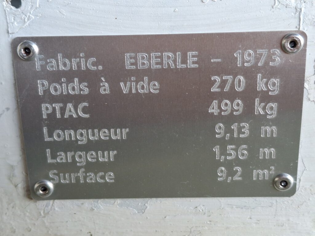 Remorque plateau de 9 m de longueur moins de 500 kg