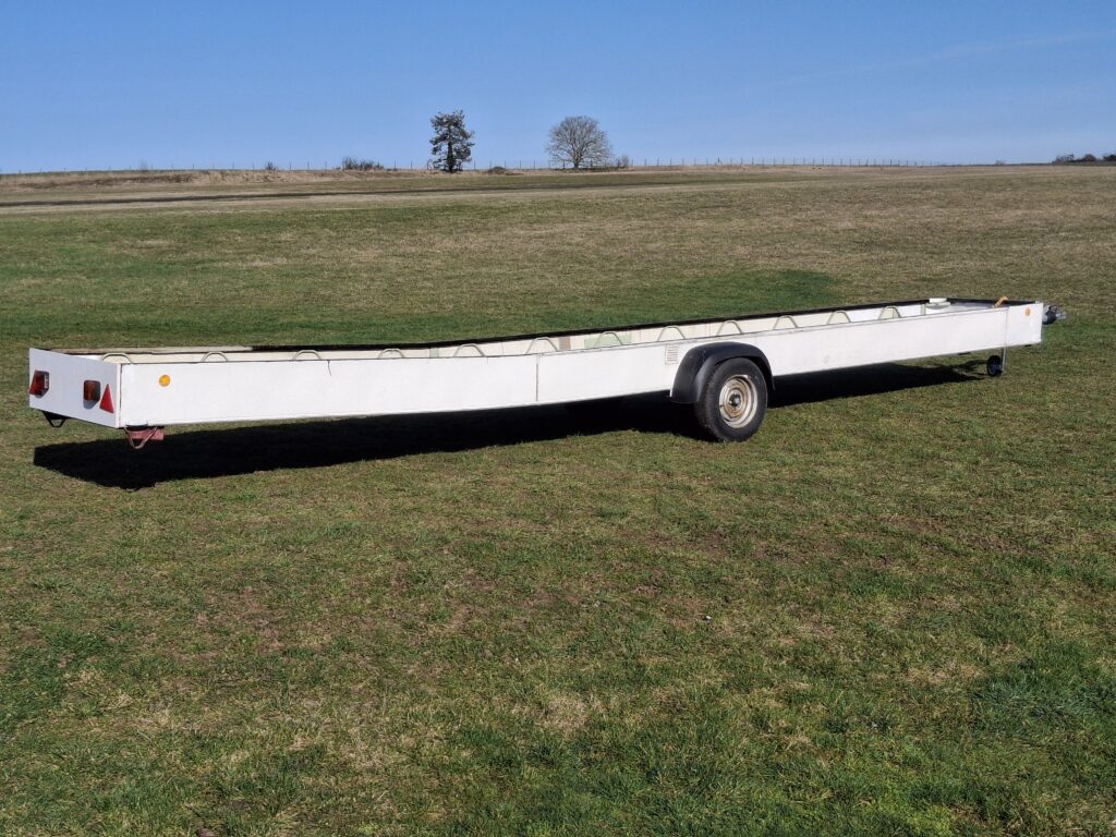 Remorque plateau de 9 m de longueur moins de 500 kg