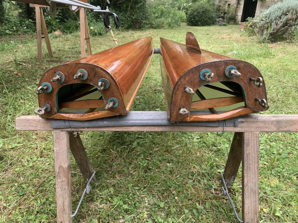 Exceptionnel Skiff bois Dossunet à pointes amovibles, bateau de collection très bon état